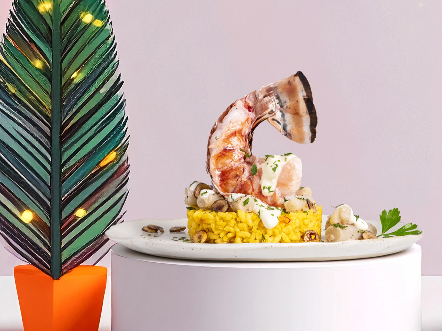 Langustenschwanz auf Safranrisotto mit Schwarzwurzeln Grüne Hügel mit Bäumen und einem Haus auf der Spitze